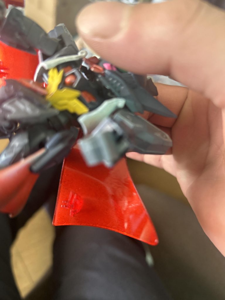 個人的にはアルセーヌガンダムXのマントをガンダムメタレッドマーカーで外側塗ってたら、内側がすごい綺麗な赤色に仕上がってました。YouTubeのプラモ塗装関係の動画で上がってるキャンディ塗装ぽくてなんかカッコいいような気がして、すごく気に入ってしまってます。てか最近思ったんすけど撮影用のジオラマ作ろうかなって考えてます。なんか毎回写真みると、周りの作業スペースの移りこむ感じがなんかすごく嫌なんで、ちょっと計画たててみようと思います。ではこれにて失礼しますー