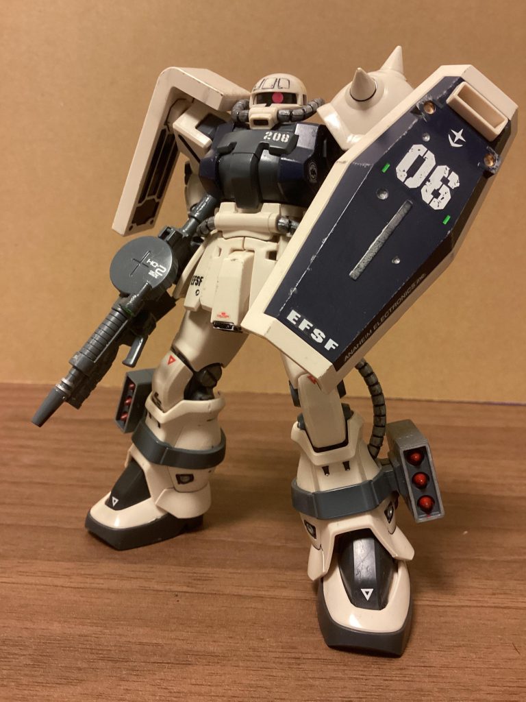 胸部の識別番号とシールドの識別番号が違うのは、「キース機が実弾装填をしている中で倉庫に残っていたシールドを持ってきたから」という設定。