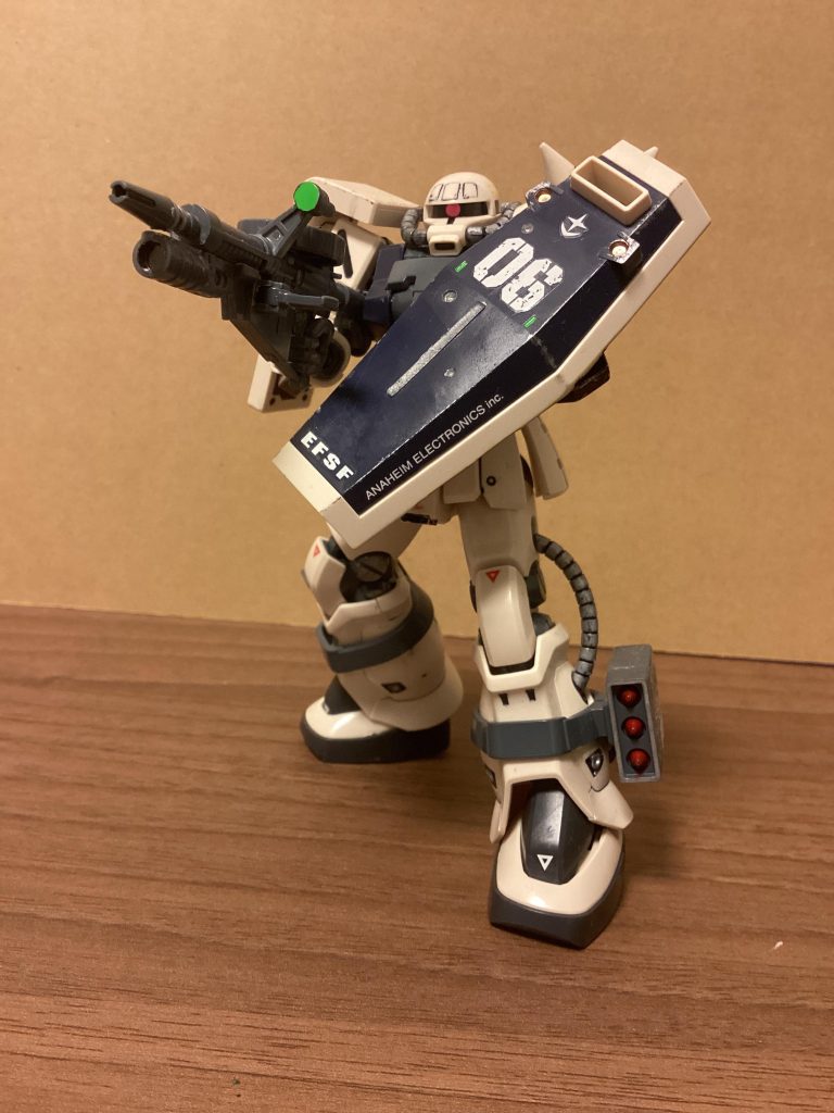 ザクマシンガンも「実弾装填中に残っていたものを持ってきた」という設定。その為、銃身下部にはグレネードが装着されている。