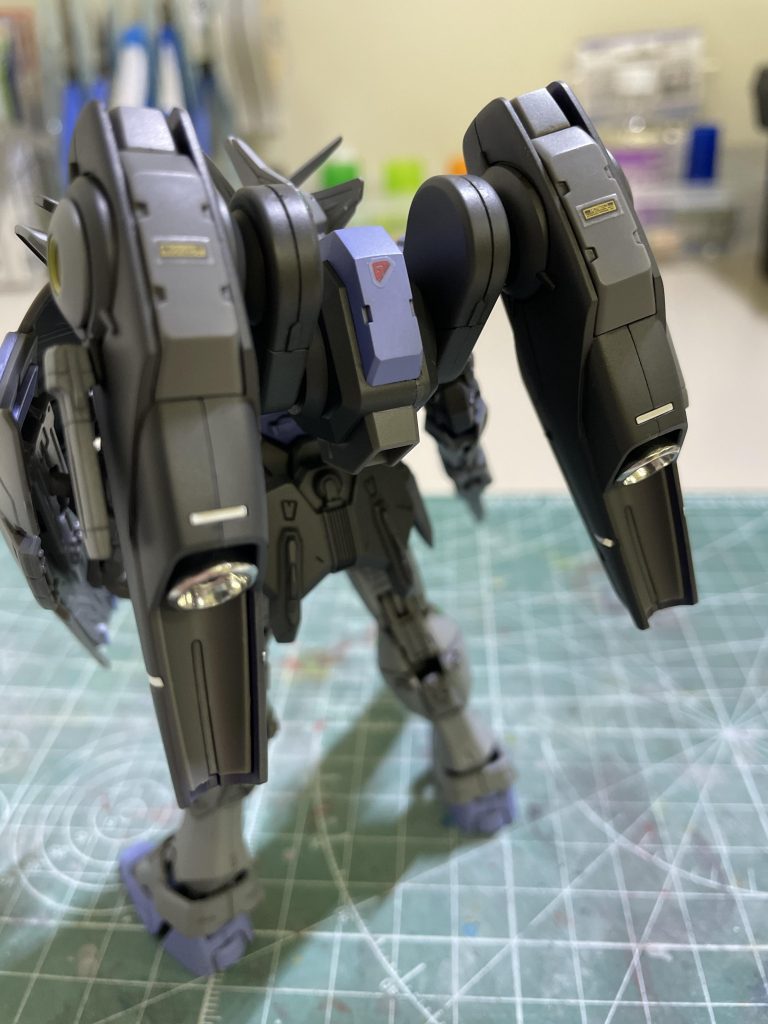 背面には水星の魔女シリーズからミラソウル製ブースターをそのまま仕様。接続は3ミリのユニバーサル規格なので無改造で付きます。制作当初はトールギス系のブースターを使用するつもりでしたが入手難度が高い旧キットやRGトールギスの前に断念。完成してみると意外と違和感ないな…。