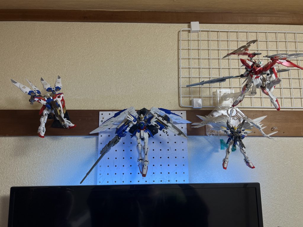 小っちゃ笑真ん中はMGのウィングEWゼロカスカラー左はHGのウイングゼロ(割と最近作った)右はHGのウィングゼロ炎とRGのウィングゼロカス(この子達は過去作)