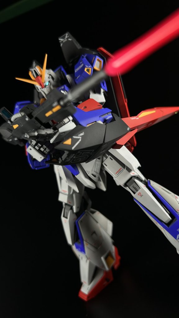 ビームライフル構えていますが、ライフルの先端にサーベルがジャストフィットするのでロングビームサーベルも演出できます。