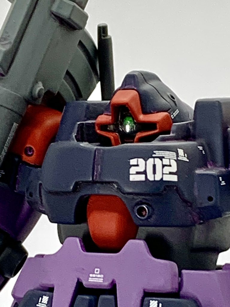 モノアイシールドはHGUCドムのクリアパーツを削って擦り合わせました。