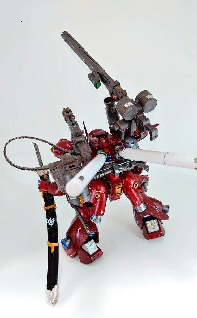 元々、強襲用機体であり装甲も現地取り付けとかいろいろトリッキーな機体でしたので、中〜長距離戦闘も可能にするためにビーム・スマートガンとガトリングガンを装備し、運用時間延長のためのプロペラント・タンクを装備