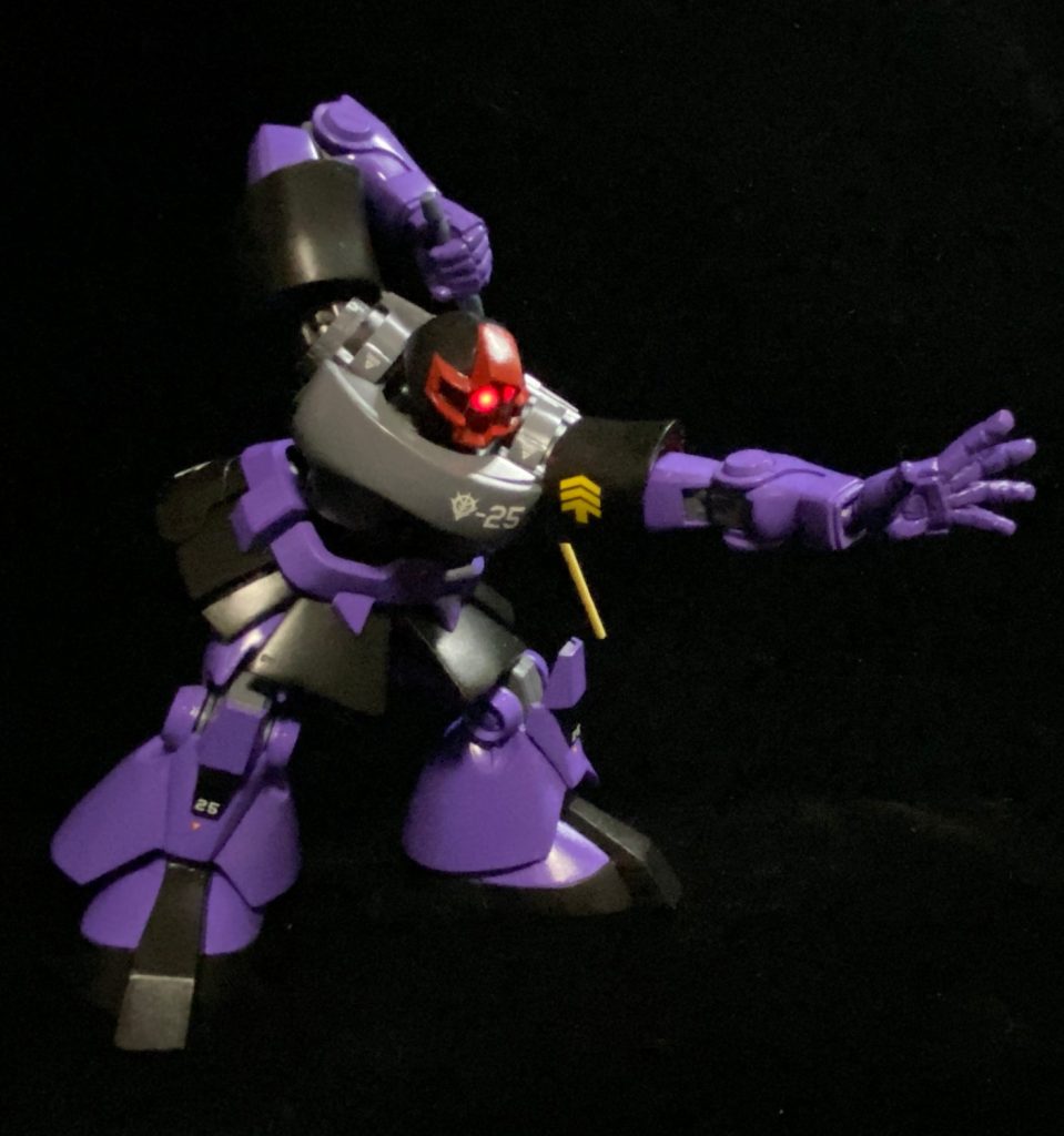 ヘッドのシェルはパテで、内部はプラ板で制作しました。回転軸4つ、スライド軸1つの5軸で胴体と接続しています。肘にも可動軸をつけました。