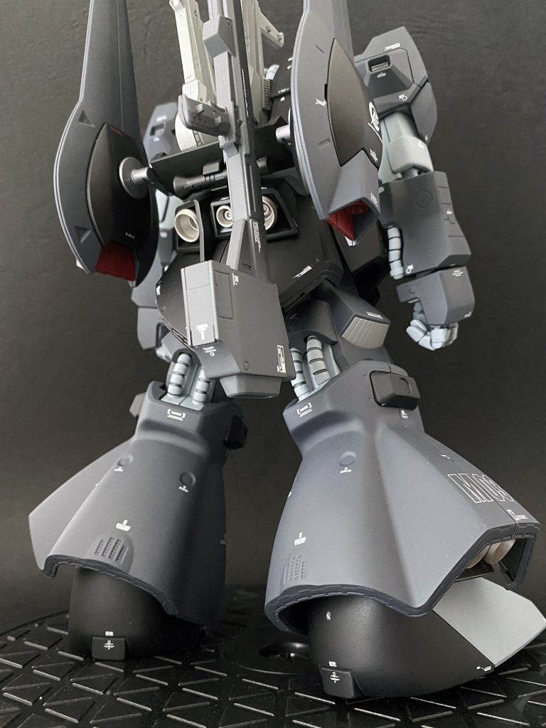 背面。足の複合装甲?が良い感じ。