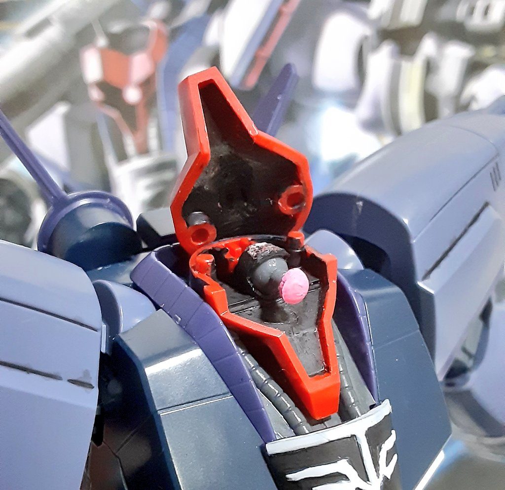 ズサと方法は同じくボールジョイントを利用したモノアイ可動になってますw