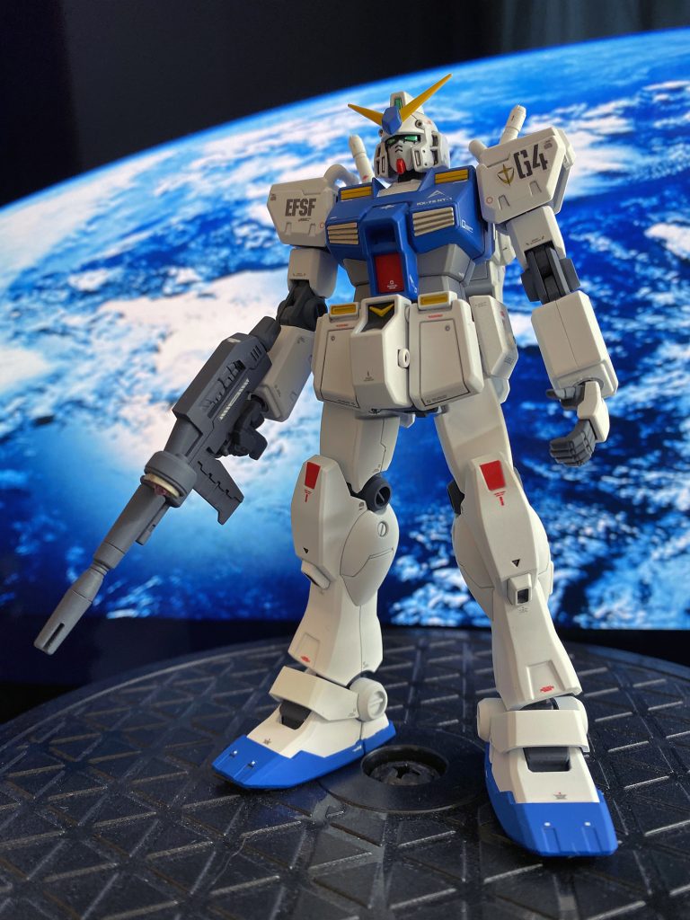 腕と脚の追加装備を外せばガンダムです。塗装ハゲが怖いので先に撮りました。