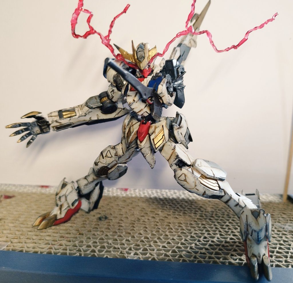 そしてグランドブラウンとスポンジチッピング(焼き鉄)によるチッピングをして眼光を取り付けて完成!! 眼光はライターでプラ板を炙って作りましたね成功させるのに一週間かかりましたよぉ