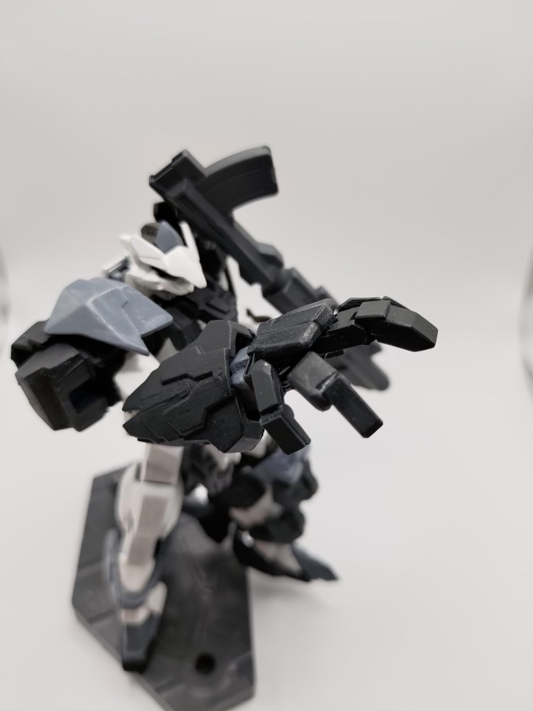 偏重心とはいえ右腕と左脚の強靭かおよび重量化を行なっているため、実際の機体重心はほぼその他の機体と変化がない予定です。 AMBACとして右足と左脚は稼働すると考えていただいてもいいですし、一般兵装を扱うためにあると考えていただいてもいいです。すべては、右腕と左脚の威力向上のためにあります。