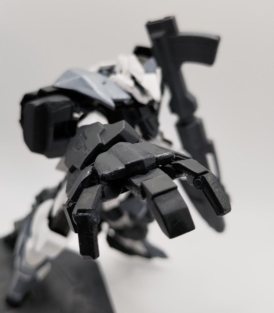 右腕大型マニピュレータ、掴める大きさであるならば、レアアロイ製のフレームもろとも握り潰すことができるくらい強化されているため、殴打だけでなく、掴まれることすら脅威となる武装です。ほとんどの場合、殴るだけでハンマーのように装甲を潰せるこの機体ではあまり、掴むことは少なかったが駆動系も強靭化している本機体であれば、ハシュマルくらいの大きさのモビルアーマーであれば振り回すことができるでしょう。