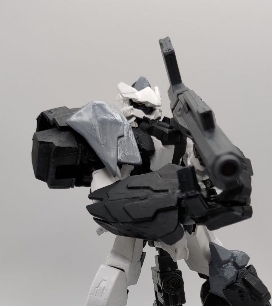 400ミリバズーカ砲。200ミリ程度では大きな損傷を与えられないと考えた陣営が、大口径化した結果生まれた火器。電磁加速機などは入っておらず、質量弾や榴弾など装填時に選択することができる通常のバズーカ砲です