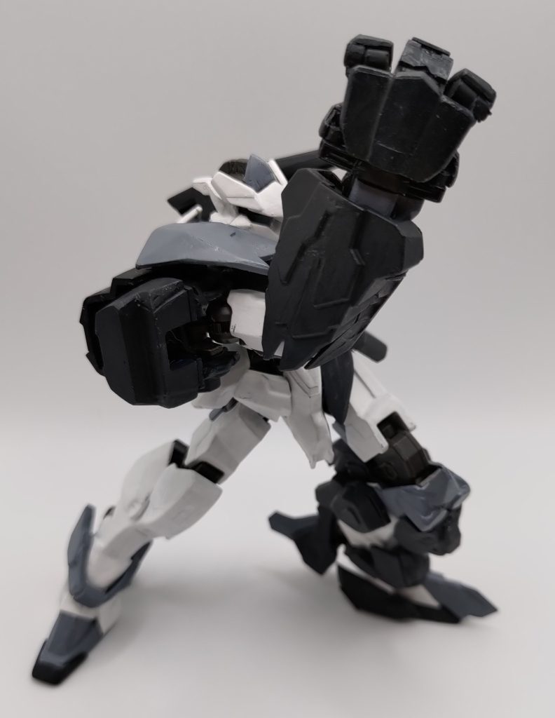 今回のテーマは、左右非対称です。アシンメトリーゆえに起こることは機体バランスの崩壊による重心の傾き。本機体はその重心の傾きを攻撃力に変換することを考えてみました。