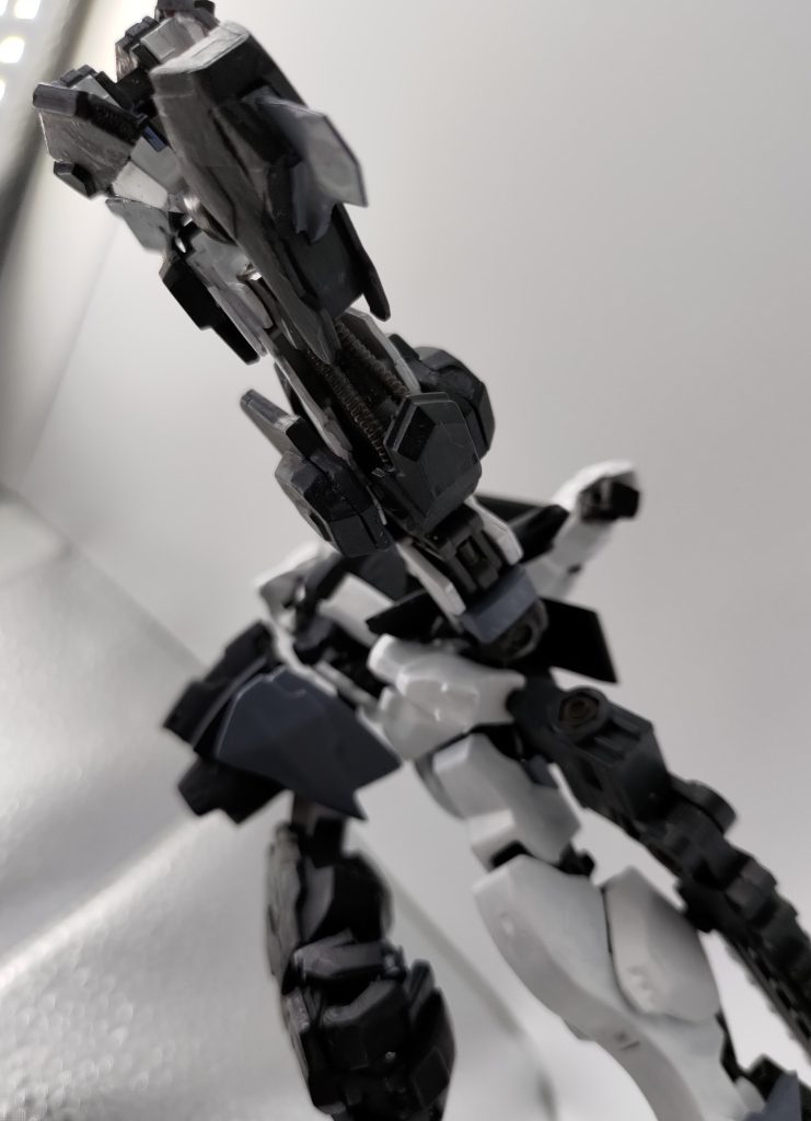 踵部分にも刃が装着されており、脹脛と脛のブースターによる加速を加えた踵落としをすることができます。また、重量化した右腕を振ることでも、回転力を加算することでナノラミネートアーマーも軽々と断ち切ることができるでしょう。たぶん