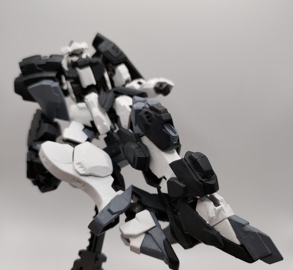 右腕のように、強度をあげただけでなく推進器を搭載することで、空間戦闘時の攻撃力を強化しています。また、左つま先には刺突用の刃が装着されており、いわゆるライダーキックのように、背部のスラスターと、脚部の増加ブースターをすべて仕様した突撃をすることができます。