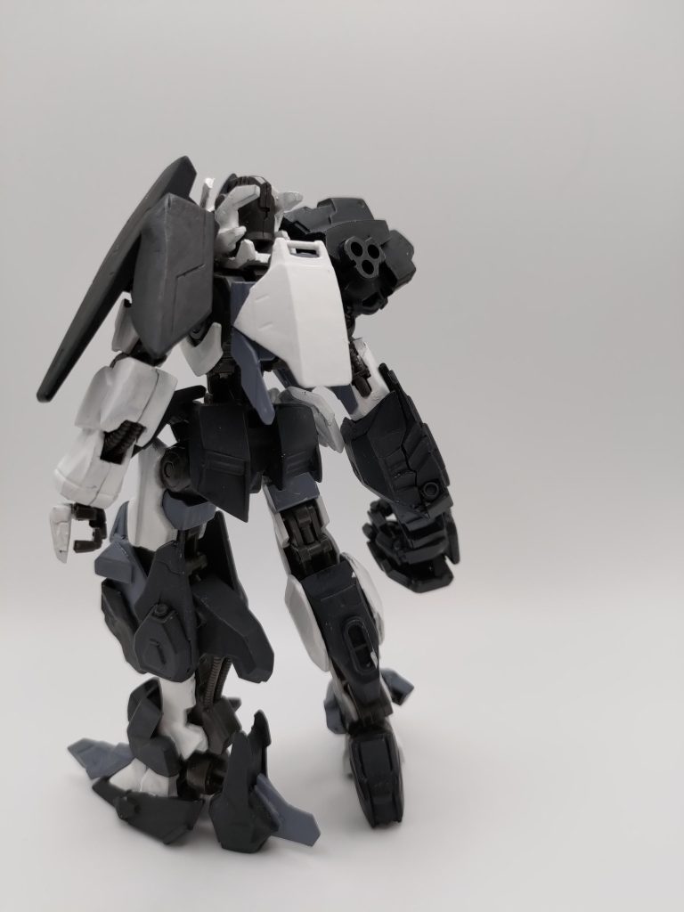 背面のスラスターはバルバトス第6形態の肩部スラスターを仕様しており、上下左右に向きを変えられる姿勢制御能力の高いスラスターとして装備しました。前述のように偏重心であるため、姿勢制御用スラスターとして仕様する機会がかなり多いとかんがえています。左脚のブースターが上を向きっぱなしなのは見なかった事にしてください。