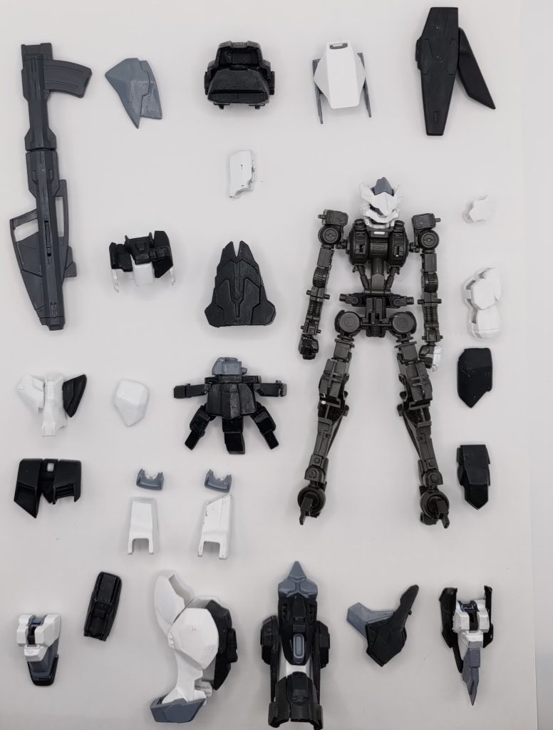 ここまで、見ていただきありがとうございます。この画像で見ていただけるとありがたいのですが、本来の右手マニピュレータに持たせる形で大型マニピュレータを装備しているので、見えない右手がここにあります。左右非対称というところでの意味づけと、左右バランスがとても難しかったですが、自分としては良いところに落ち着いたと思っています。