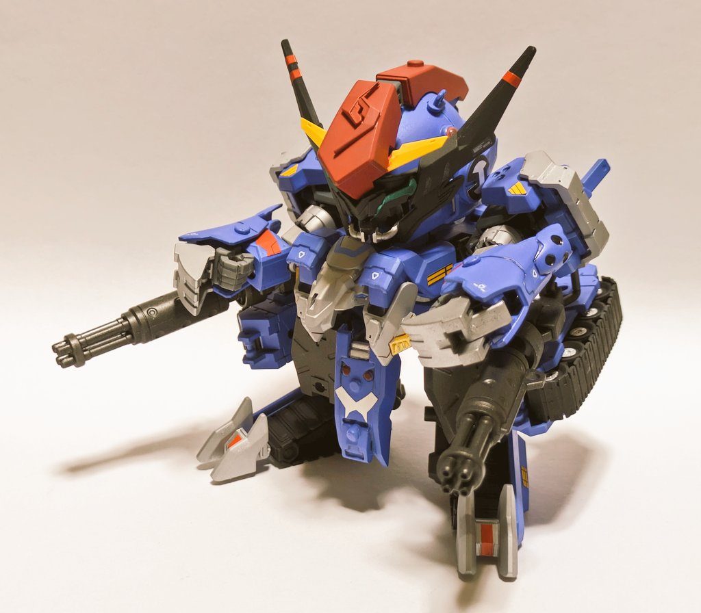 ランドコマンダー本体側を構成する陸戦型ユニット火器は背面に装備したガトリングガン腕部のショベルアームを使った格闘戦を得意とする本体側は主にBB戦士のクスィーガンダムです