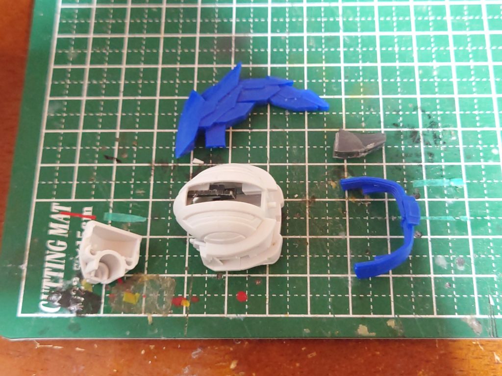 頭顔部分やとさかの部分は後ハメ加工できるようにしました