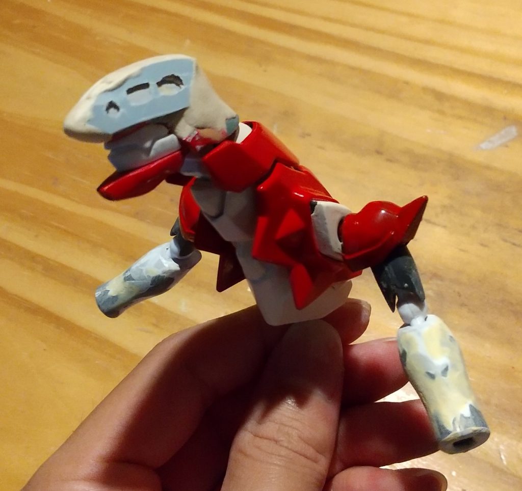 顔はプラ板で面を作ってパテ埋めしてます。