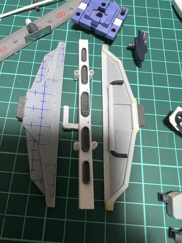 ディバイダーは、大雑把にプラパイプと針金使って展開するためのヒンジを作成。バックパックは30MMのパーツを利用。