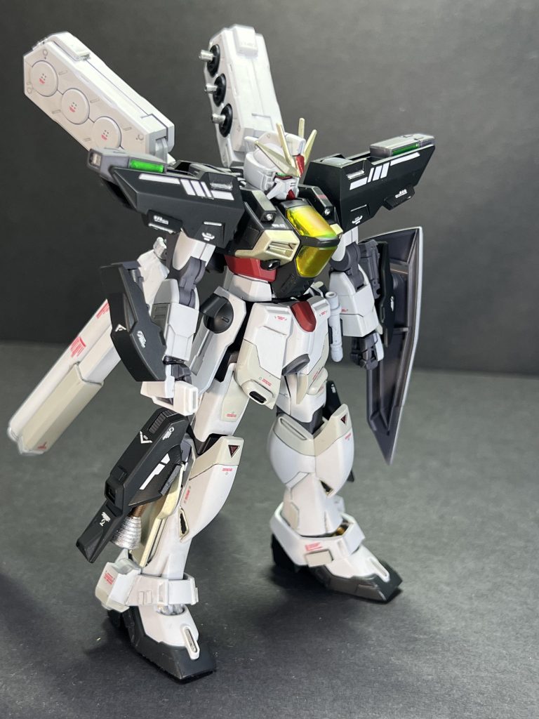 塗装は、黄色だったバーツは、スターブライトシャンパンゴールド。黒に見える部分は、RLM70ブラックグリーをウイノーブラックを足して黒に近づけたもの。ブルー系にするのが王道なところをあえてグリーンにふりました。赤はあずき色。白はニュートラルホワイト、グレーは、グレー FS16440（クレオス315番）。関節部はメカサフヘビィ。クリアパーツは、クリアオレンジを吹いて色合いを変更。