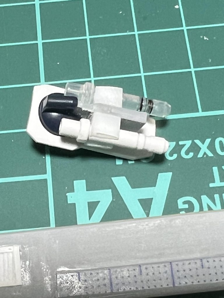 EGガンダムのビームサーベルを取り付け。