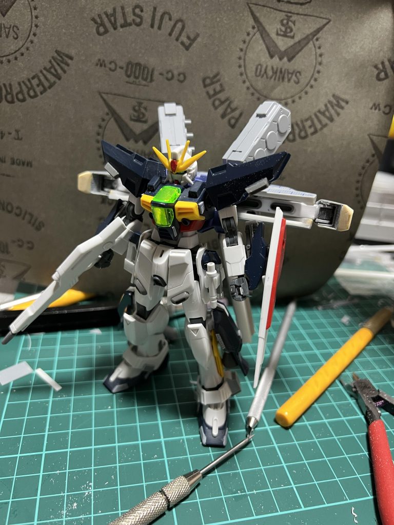 ビームサーベルが一つ欠品、左腕の放熱板が破損・瞬間接着剤で補修してたり、ニッパー使ってない可能性があるゲート跡ばかりだったり。