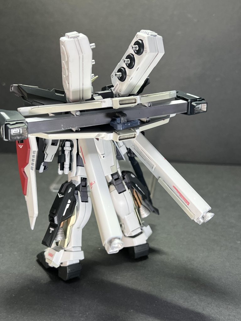 背面。ティファが乗っていればフラッシュシステムでビットは運用できるようなあと思い取り付け。最終回後にDXを利用するなら、戦闘ではなく移動がメインじゃないかと思って、サテライトキャノンより機動力のディバイダーだろうという妄想。