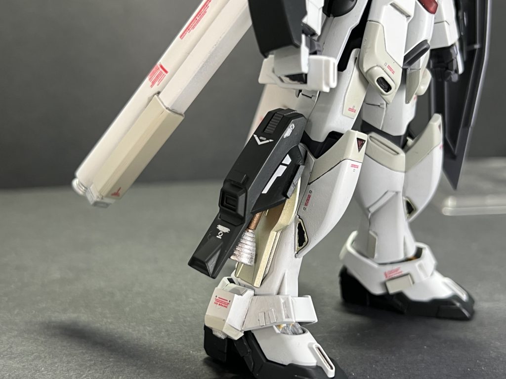 サテライトキャノンがないなら、放熱板を展開させる必要がないので、その部分にバーニアをつけてみました。くるぶし部分も大型化してます（パーツが欠損してたので）。