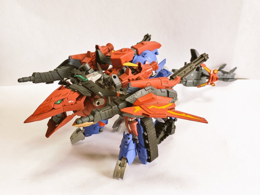 更なる合体形態「魔獣グリフォンモード」組み換えでビースト形態に変形します火力と機動力を合わせ持つ強力な形態だが、長時間の合体は二人に大きな負担となる