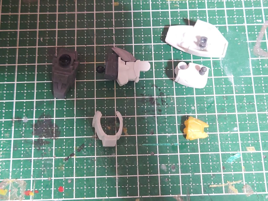 足こちらも夏侯惇トールギスの足を基部にジャンクパーツで延長、延長部分をトールギスの足パーツの一部を切り取りアンクルアーマーに＆後ろの穴は適当なジャンクパーツで誤魔化します腿にはトールギスの足のサイドアーマーをボールデンアームズで接続してます