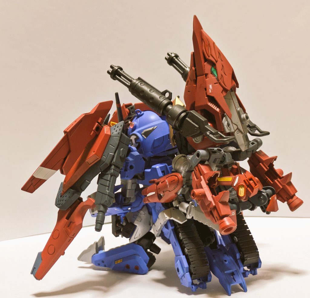 背面背負い物がかなり重いので、本体側のキャタピラーパーツで支えてます