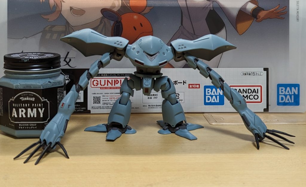 ウェザリング前はこんな感じで塗装は普通の模型用ではなく本来はDIYなどに使うターナーのミリタリーペイントアーミーのブルイッシュグレイを筆塗り。