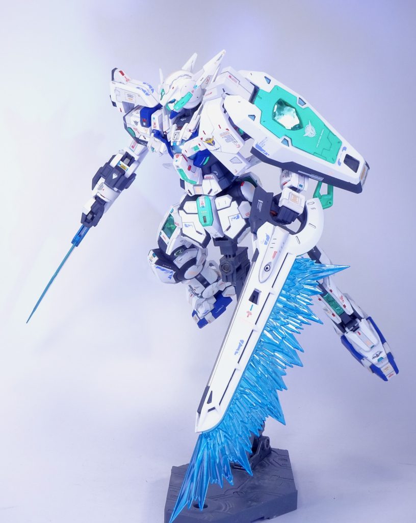 蛍光塗料を差し色に使ったり、100均のラメシートをGN粒子供給コードに貼ったりしましたが心なしか安っぽくなってしまった。ゲーミングアストレアに振りすぎたかな。