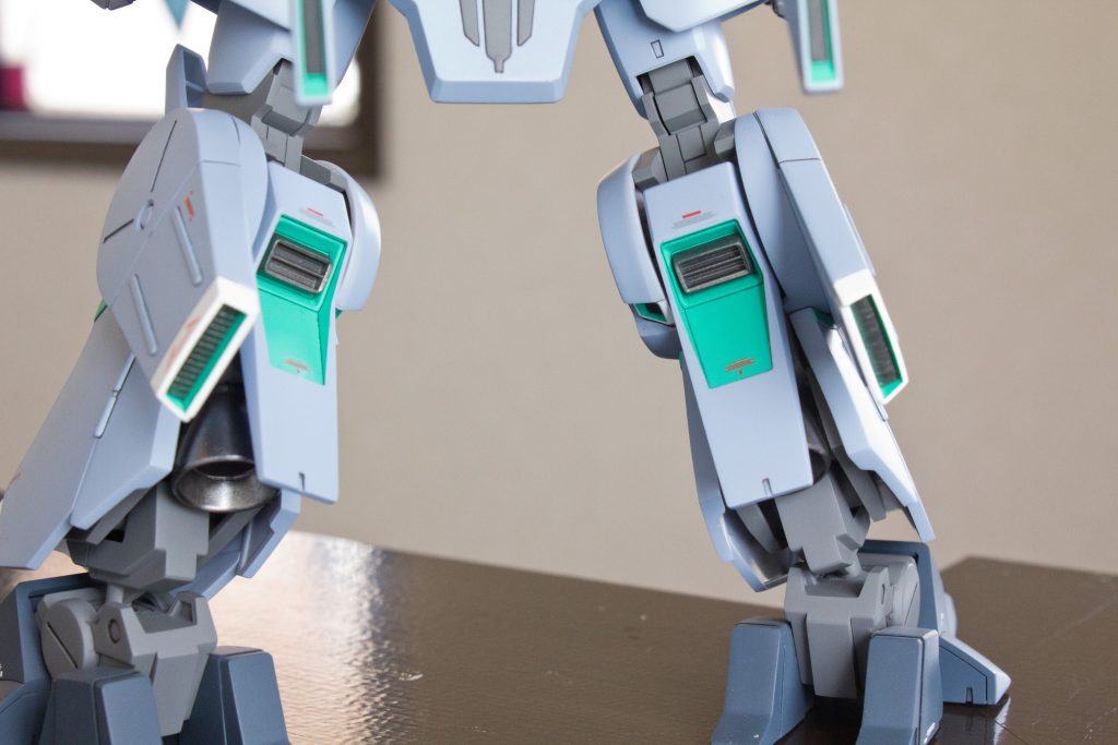 ちなみに私の場合、スジ彫りは墨入れ用塗料を綺麗に流すことを目的としており、センスもないので新規に彫ることはまずしません(笑)脹ら脛の緑色の部分の角、0.075㍉のタガネでスジ入れて墨入れしてますが、全身くまなく同様のスジ彫りを施します。