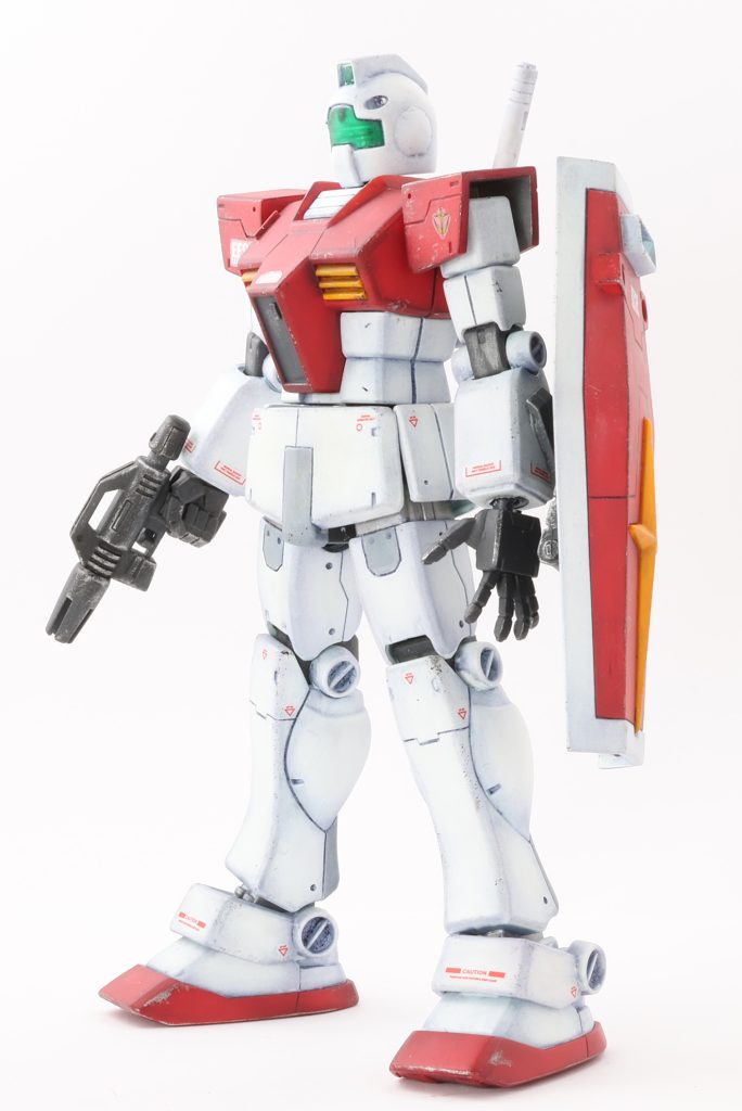 首の付け根を延長、肩関節を2mm前と上に加工。股関節も2mm前と下に加工してプロポーションを変更。胸にプラ板を張ってみました。比較的上手くできたんじゃないかと思っています。