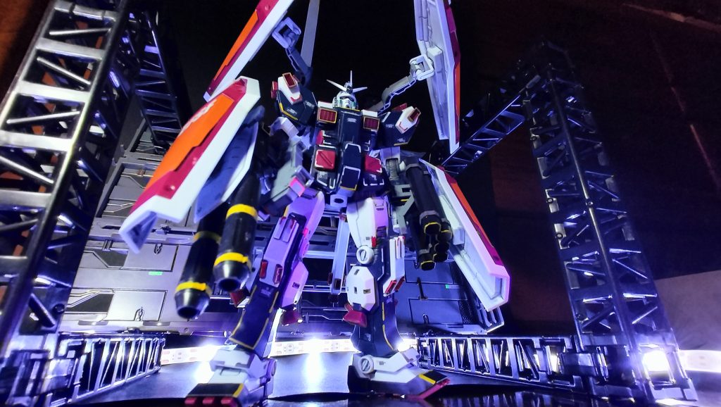 1）「試作MSか…ムーア同胞団がまた連邦に金積んだな？」