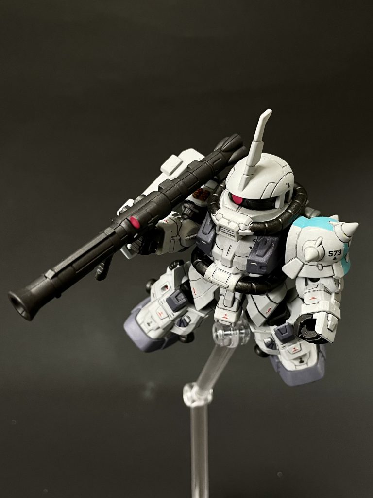 デカールはRGのものを拝借。白塗装になるので隠蔽力が高いシタデルカラーを選んだのですが、乾燥させても、ちょっと干渉しただけで剥げる剥げる。特にモビリティジョイントのザクは高機動型に換装すると、干渉箇所が増えるので、補修の繰り返しで、なかなかストレスでしたw塗装前にプライマー吹かなかったのが原因なのかなぁ。