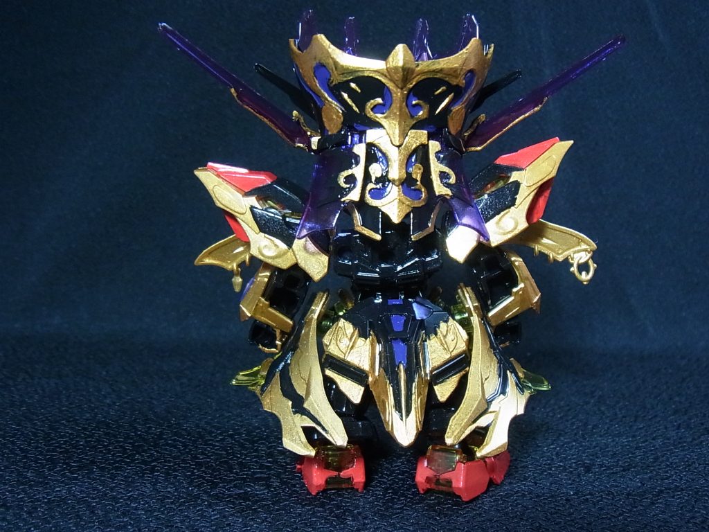 作例では後ろの武装が大きすぎて背中の配色が分からなかったです。前や横の配色パターンを参考にして塗りました。