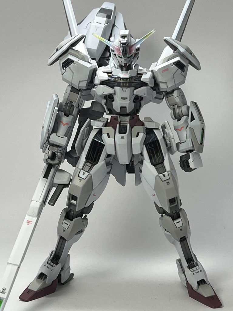 白だけで仕上げってるのも考えましたが、水星のはどの機体も2色使っているので2色にしました。デカールは水星用と適当な物を貼りました。