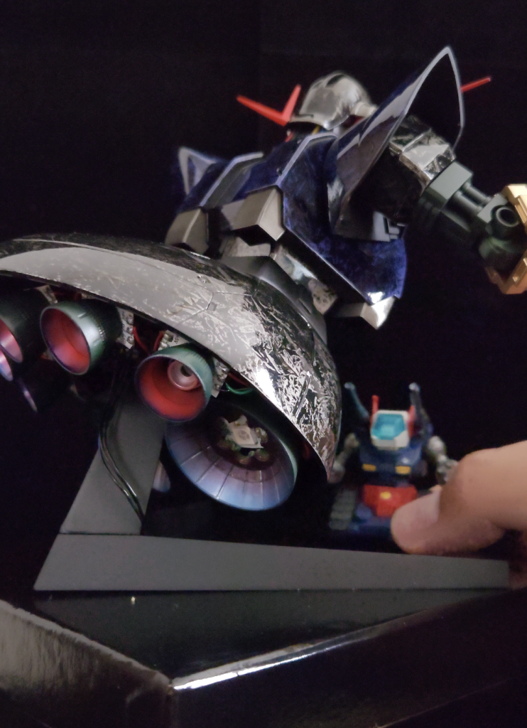 ジオングに近づくと非接触でスイッチが入り、