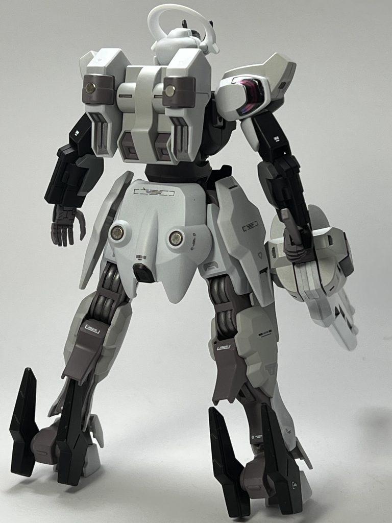 バックパックの左側にもジョイント部分に磁石が入っていますが反対側にも3mm穴開けて回転させると軸を使えるようにしています。