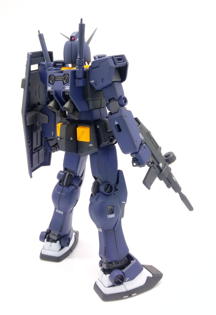 改修箇所は3つ、すべてカラー変更です。①頭部アンテナを青から白へ②ツインアイを黄から緑へ(フルバーニアンのホイルシール流用)③足の甲を青から白へ最小限の加工でイメージを変えることができました。足の甲を白く塗ったことで、AOZっぽくなりました。