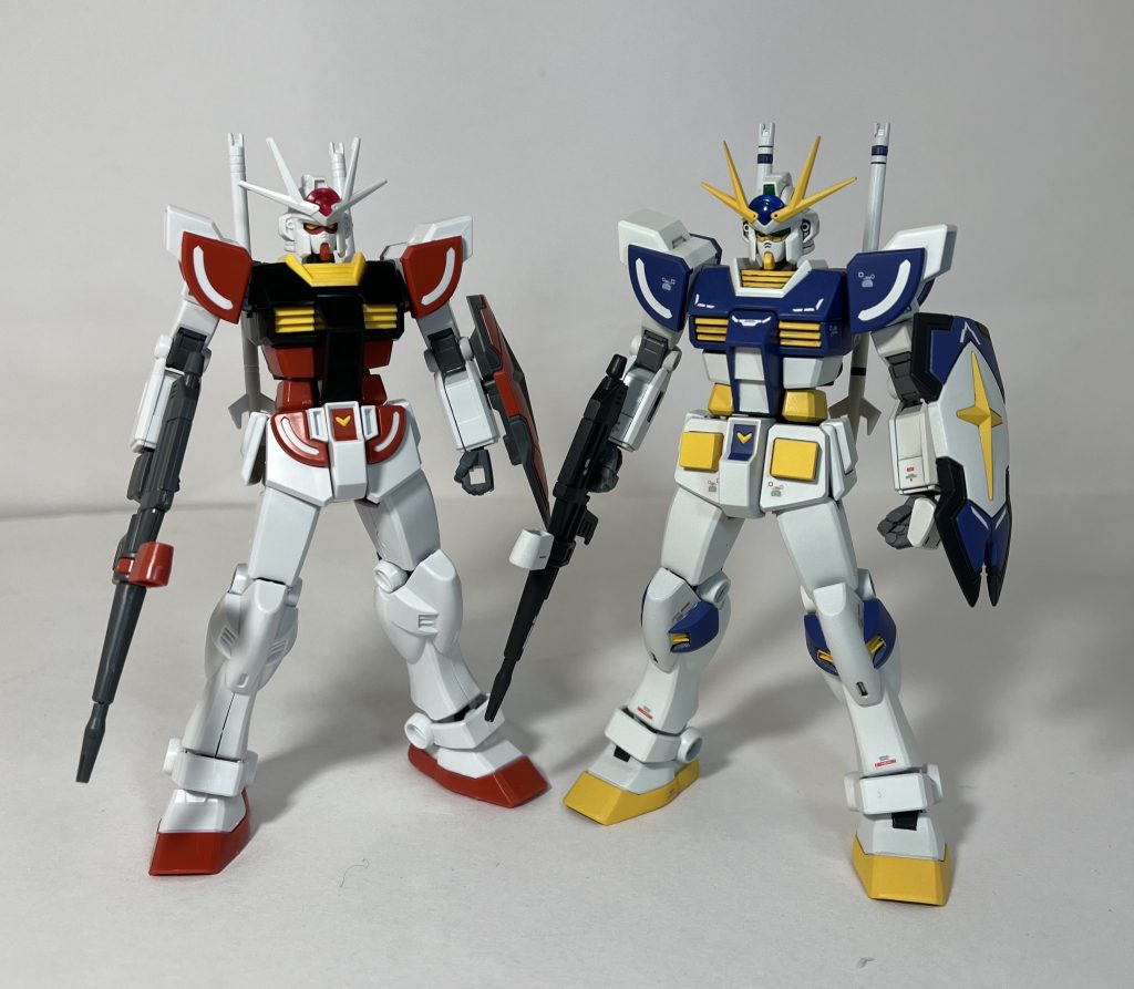 素組みのラーガンダムとの比較写真。この写真だと分かりずらいですが頭部は兜っぽく見せるために削りこんだりしてますね。あとは肩アーマーは表面の噛み合わせが平らでなかったのが気になったのでそこは平面にしてます。フロントアーマーも同じようにしたのですが片方紛失しました…他はブレードアンテナ、武装の先端のシャープ化を施しました。ちなみに名前の「ホークー」はハワイ語で星を意味するらしく、今までも星の名を冠したオリジナル機体作ってきたので愛着があってこの名前にしました☺️