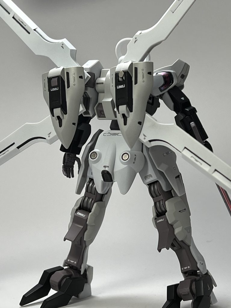 鞘の片側はそのままの軸、片側には磁石を仕込みました。羽部分は外側で支えないと綺麗に決まりません。悲しい。