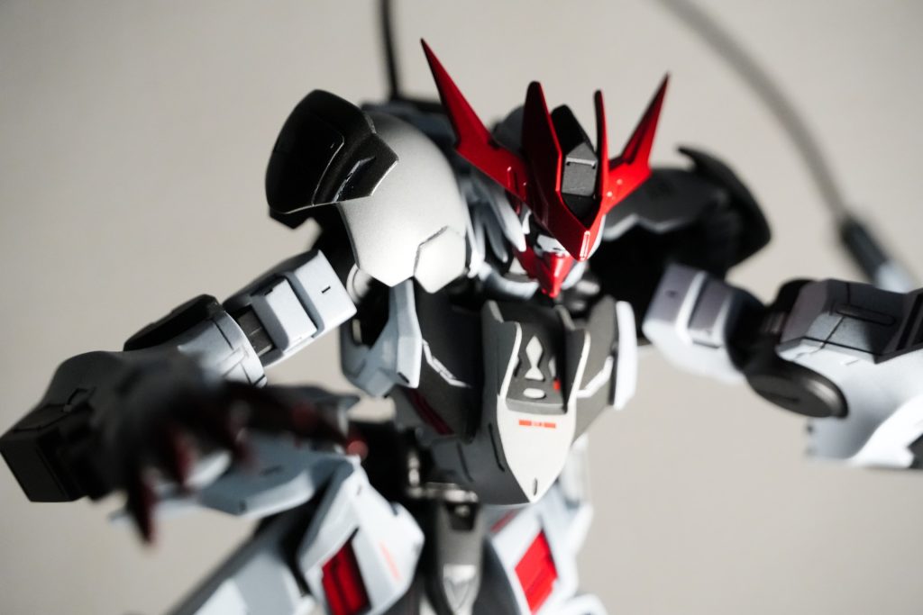 肉食獣のイメージでしたので全体的にシンプルに!そして、差し色は赤にしてより凶暴感を出しました