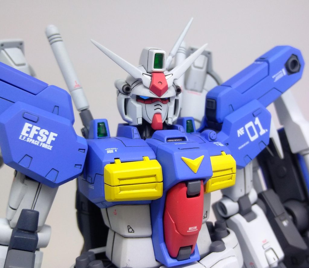 顔が奥まってるせいで余りキラリしませんが、ツインアイは青のラピーテープです。コイツの顔、ちゃんとカトキ顔してて好きなんですよねぇ。胸のＶマークはMG ガンダム2.0用のものを複製して使用しました。