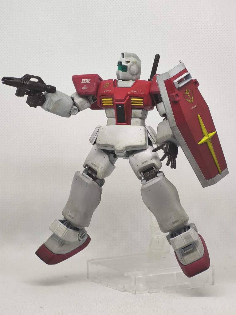 初期キットなので大股開きでは自立できないので、スタンドを使ってます。