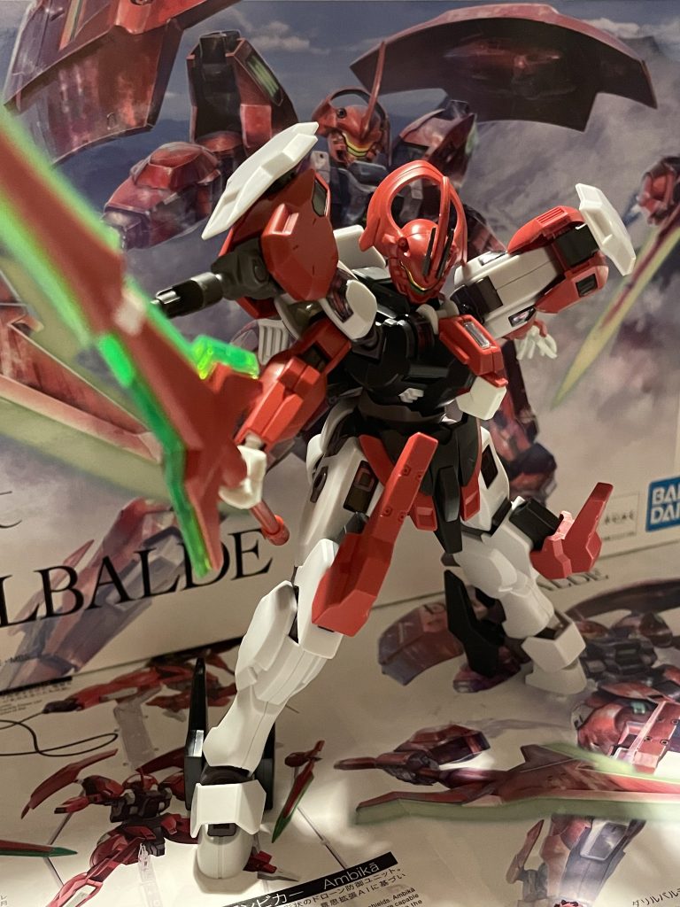 メイン武装は大剣型兵装ビームカリバー・クラレント。たとえ全てのドローンが落とされても、この剣による高速の一振りが全ての敵をたちどころに斬り伏せる。